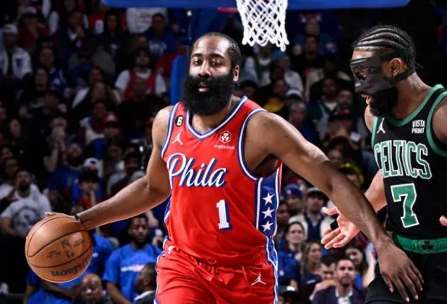  恩比德统治内线狂揽四十加二十，七六人主场大胜尼克斯